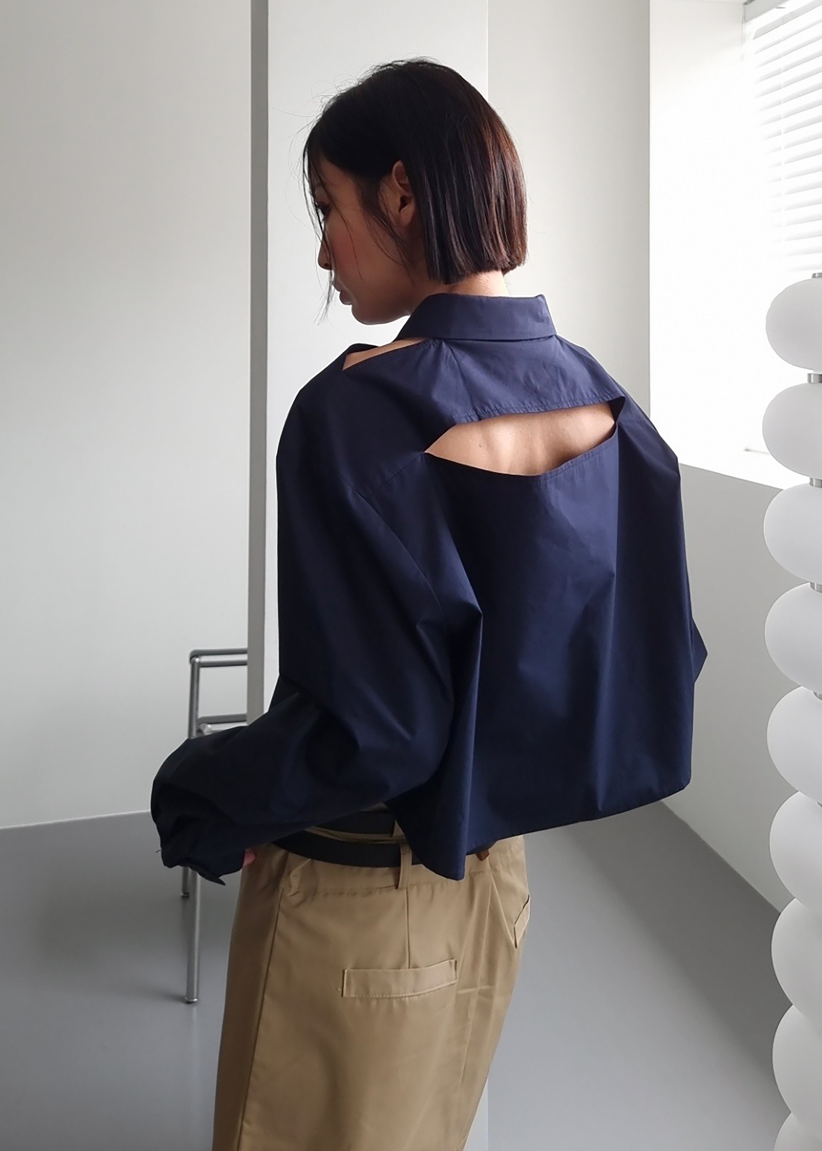 Lara Open Shoulder Cropped Shirt - Navy – The Frankie Shop