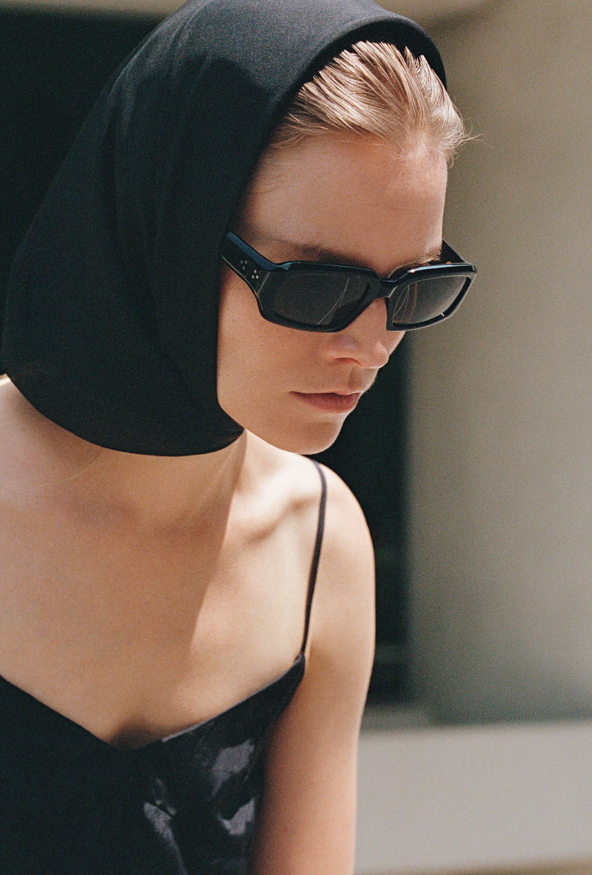 The Frankie Shop model wearing the Port Tanger Mektoub sunglasses. 