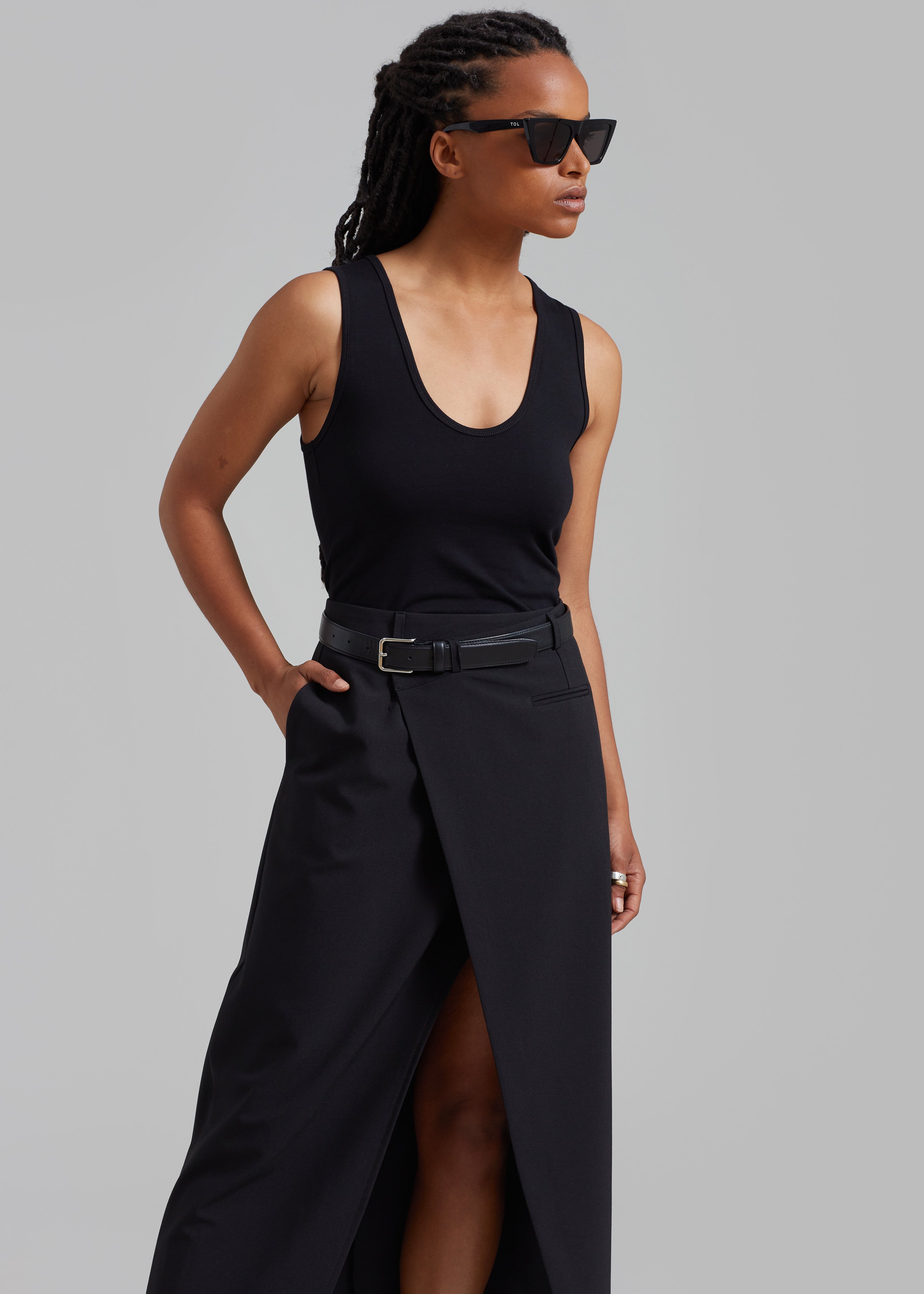 Asymmetric belt outlet skirt