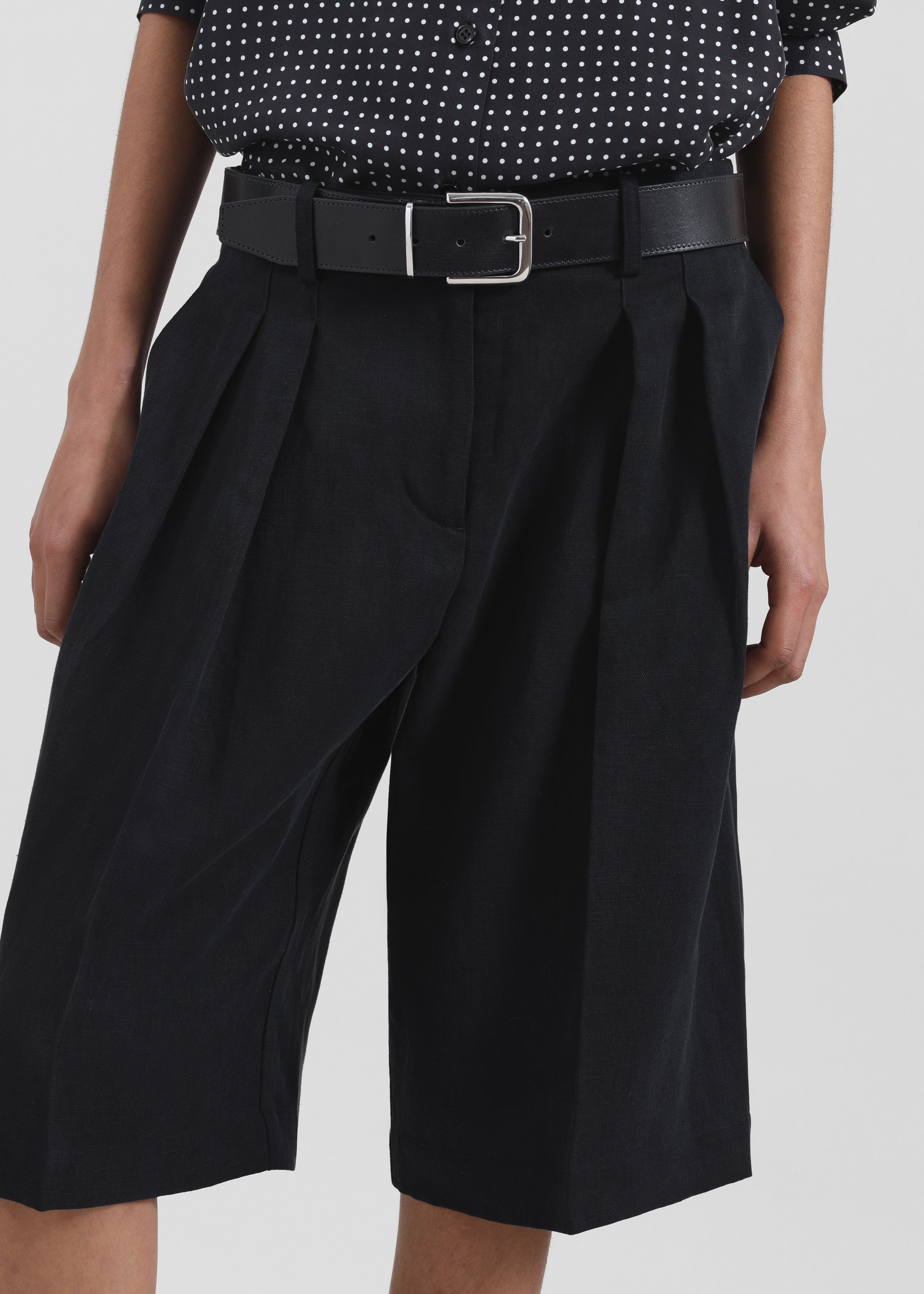 Bilbao Pleated Linen Bermuda Shorts - Black – The Frankie Shop