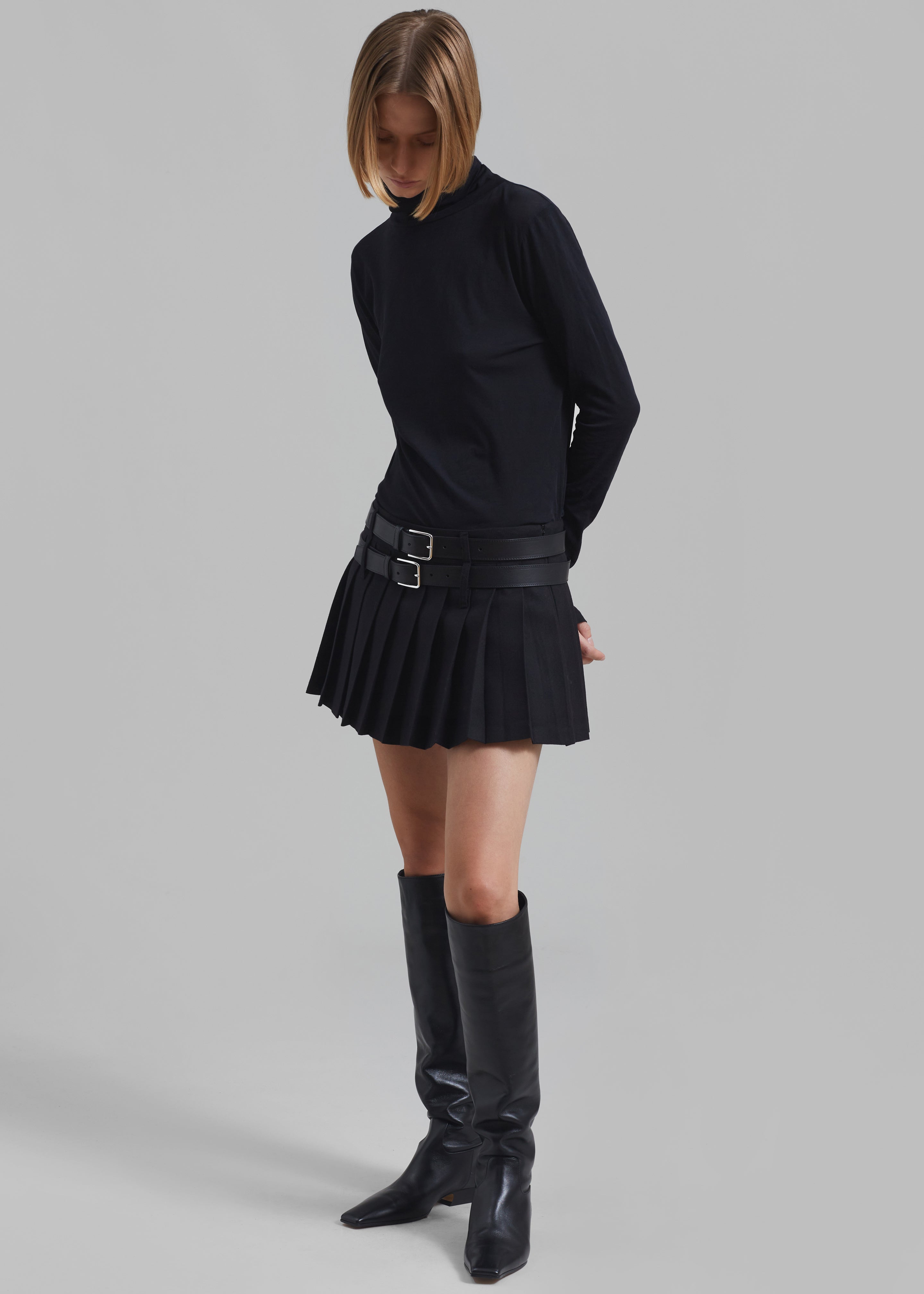 Short pleated hotsell skirt black