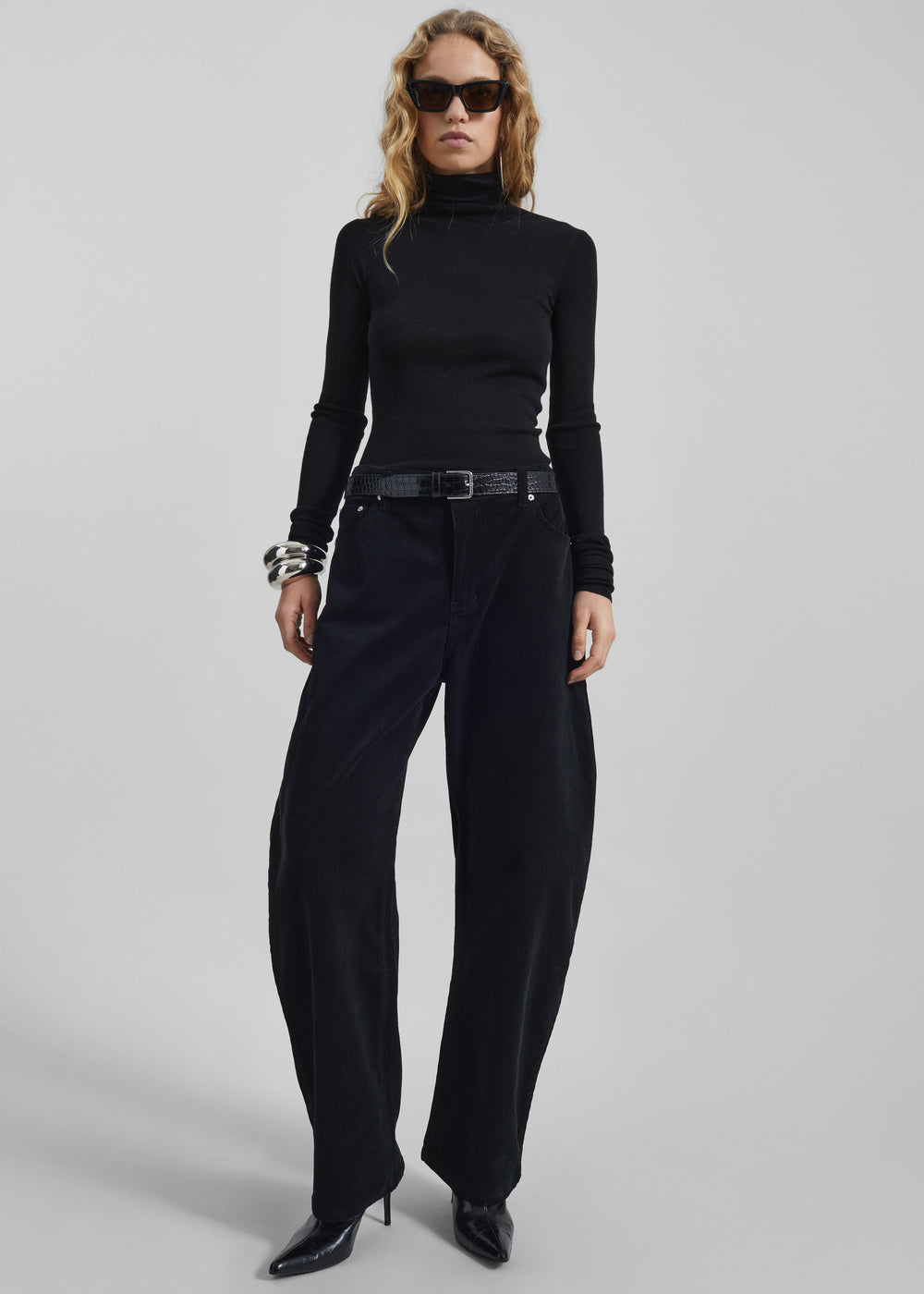 Caistor Corduroy Barrel Leg Pants - Black
