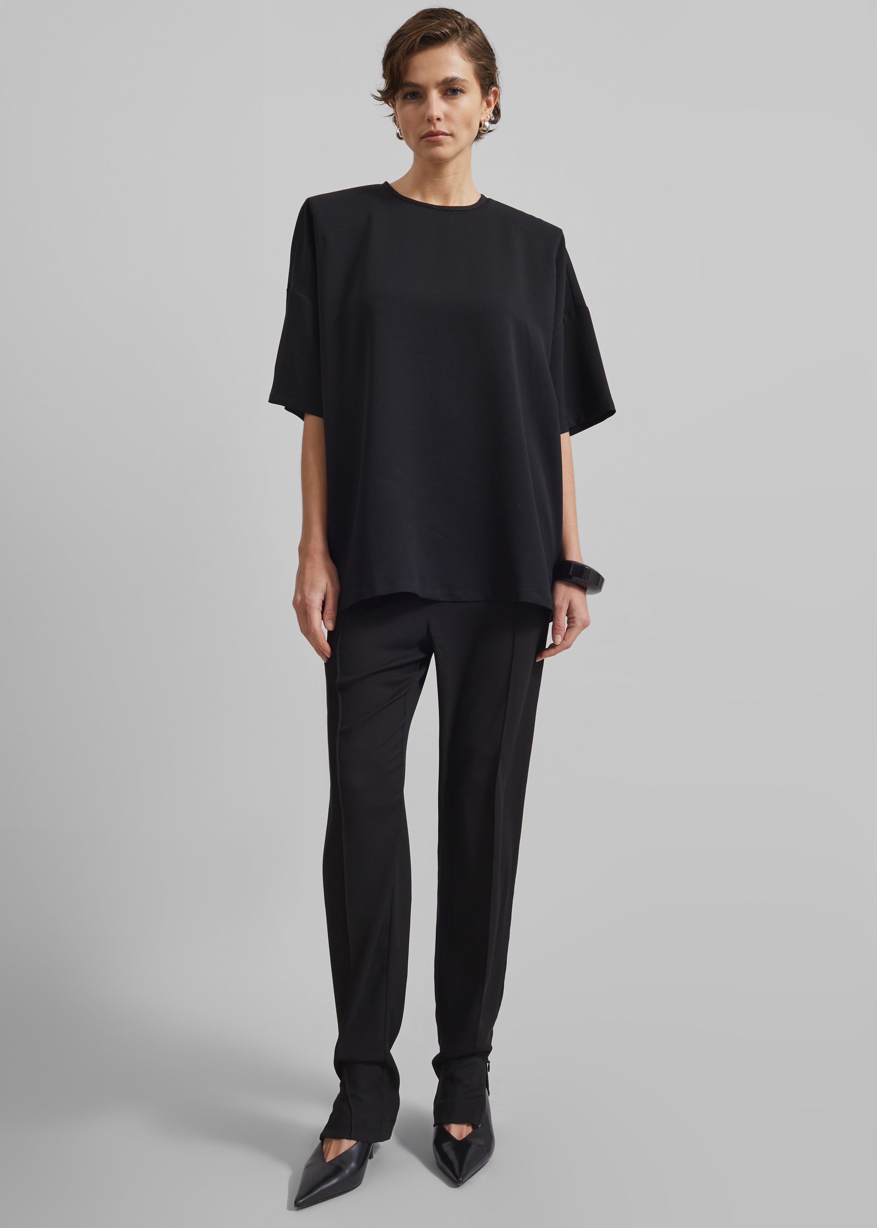 トップス HOLIDAY PADDED SHOULDER DAMAGE BIG SHIRT Callice Padded T-Shirt - Black – The Frankie Shop