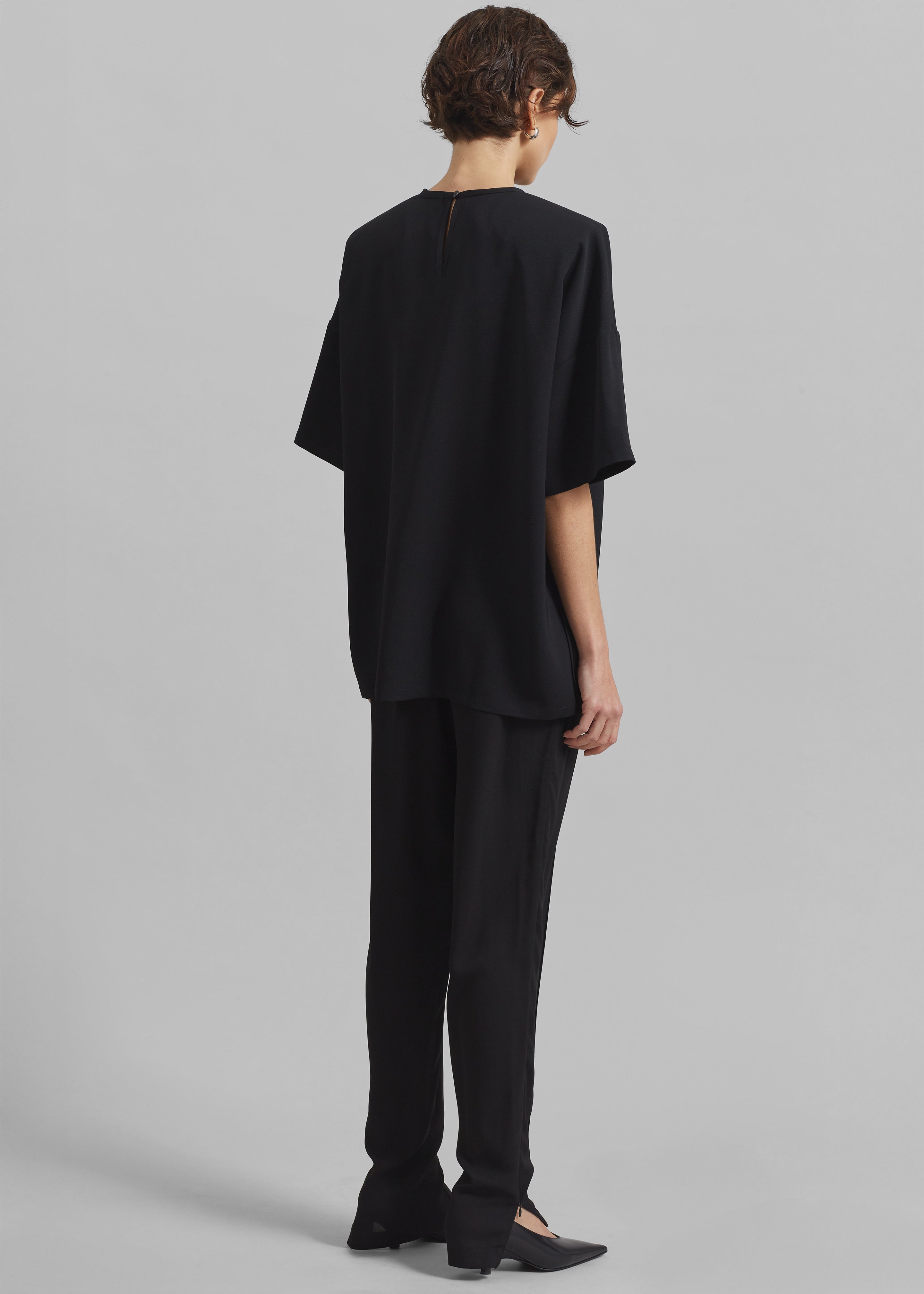 トップス HOLIDAY PADDED SHOULDER DAMAGE BIG SHIRT Callice Padded T-Shirt - Black – The Frankie Shop