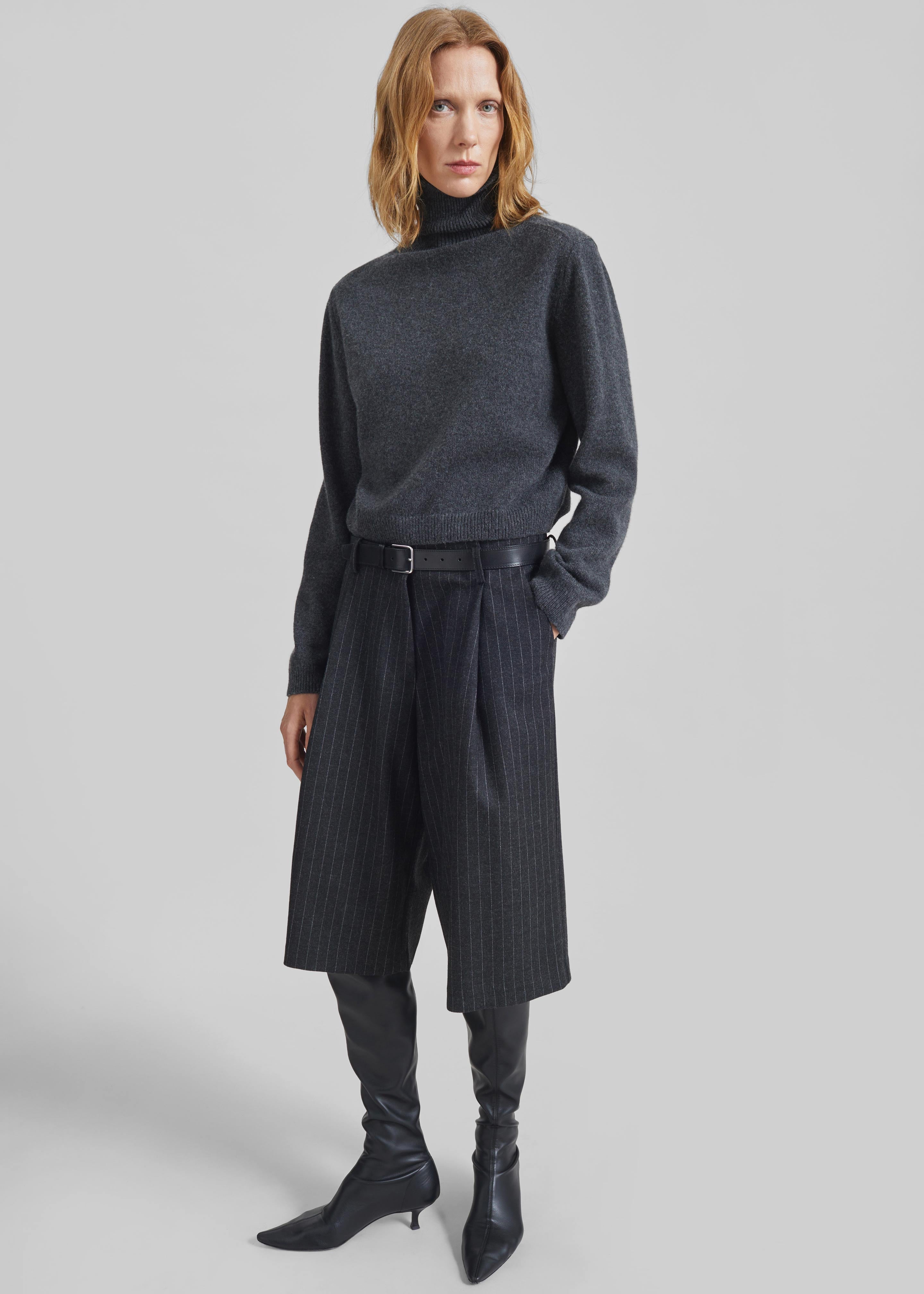 Carlow Bermuda Shorts - Charcoal/White Pinstripe - 6