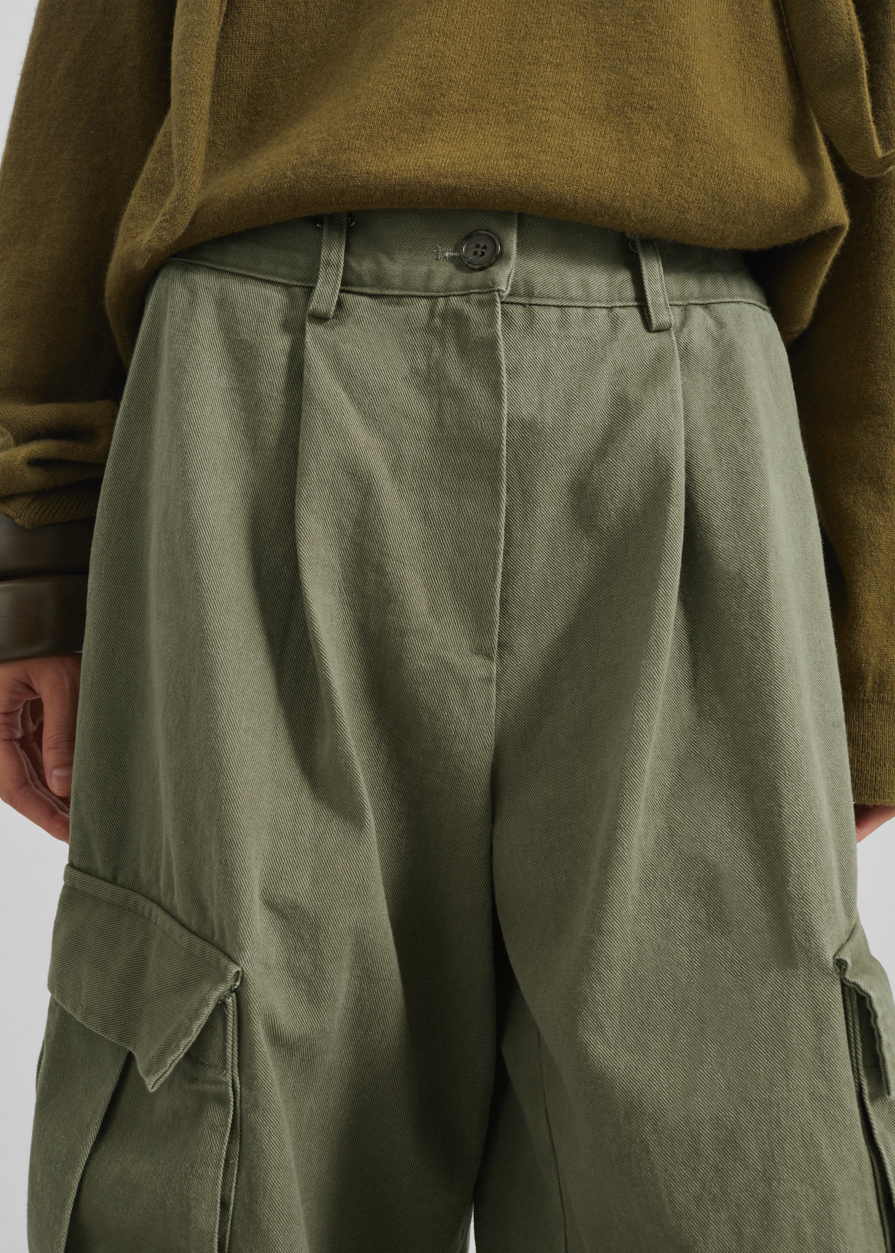 Dorva Cargo Bermuda Shorts - Pale Olive - 3
