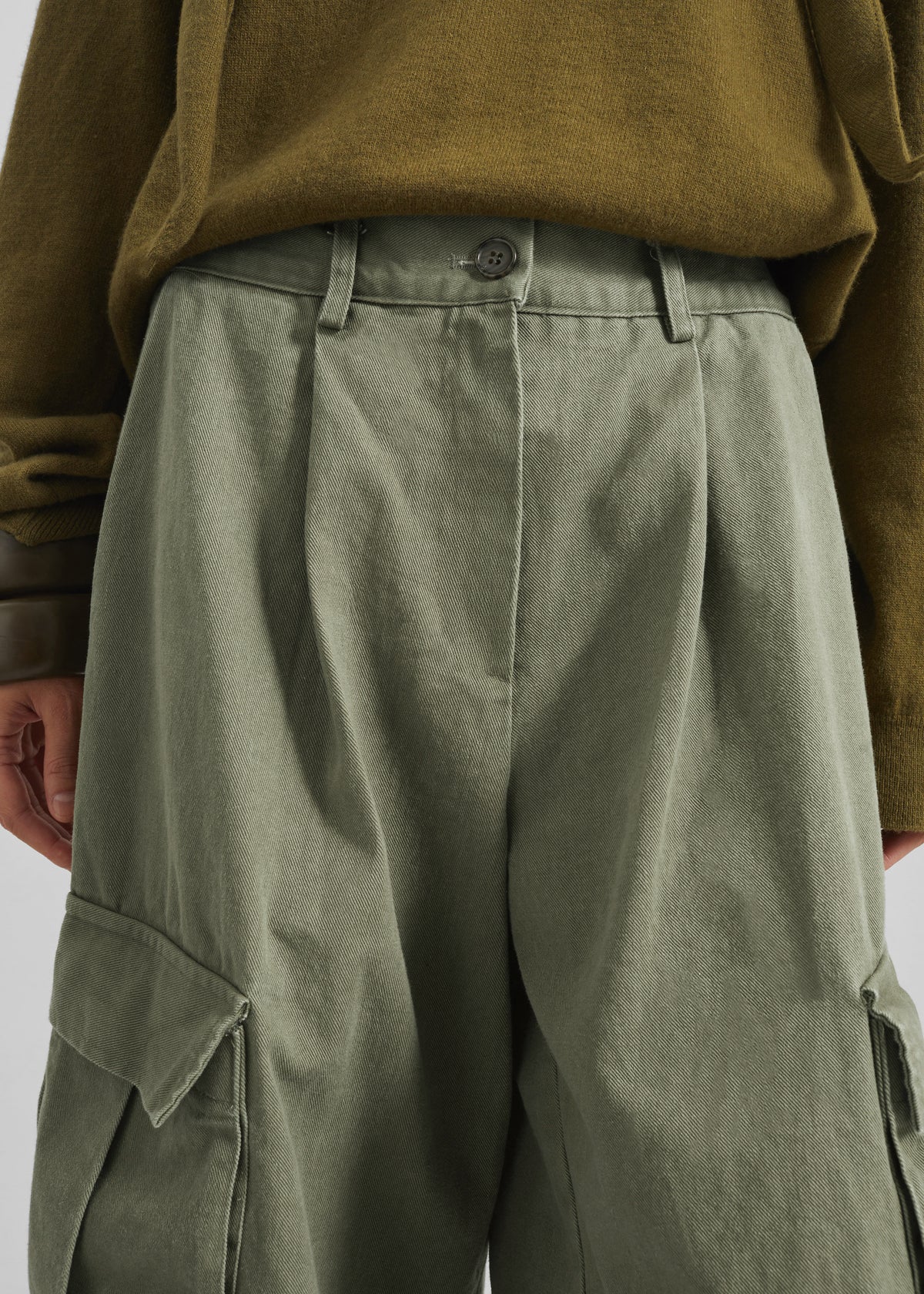 Dorva Cargo Bermuda Shorts - Pale Olive - 4