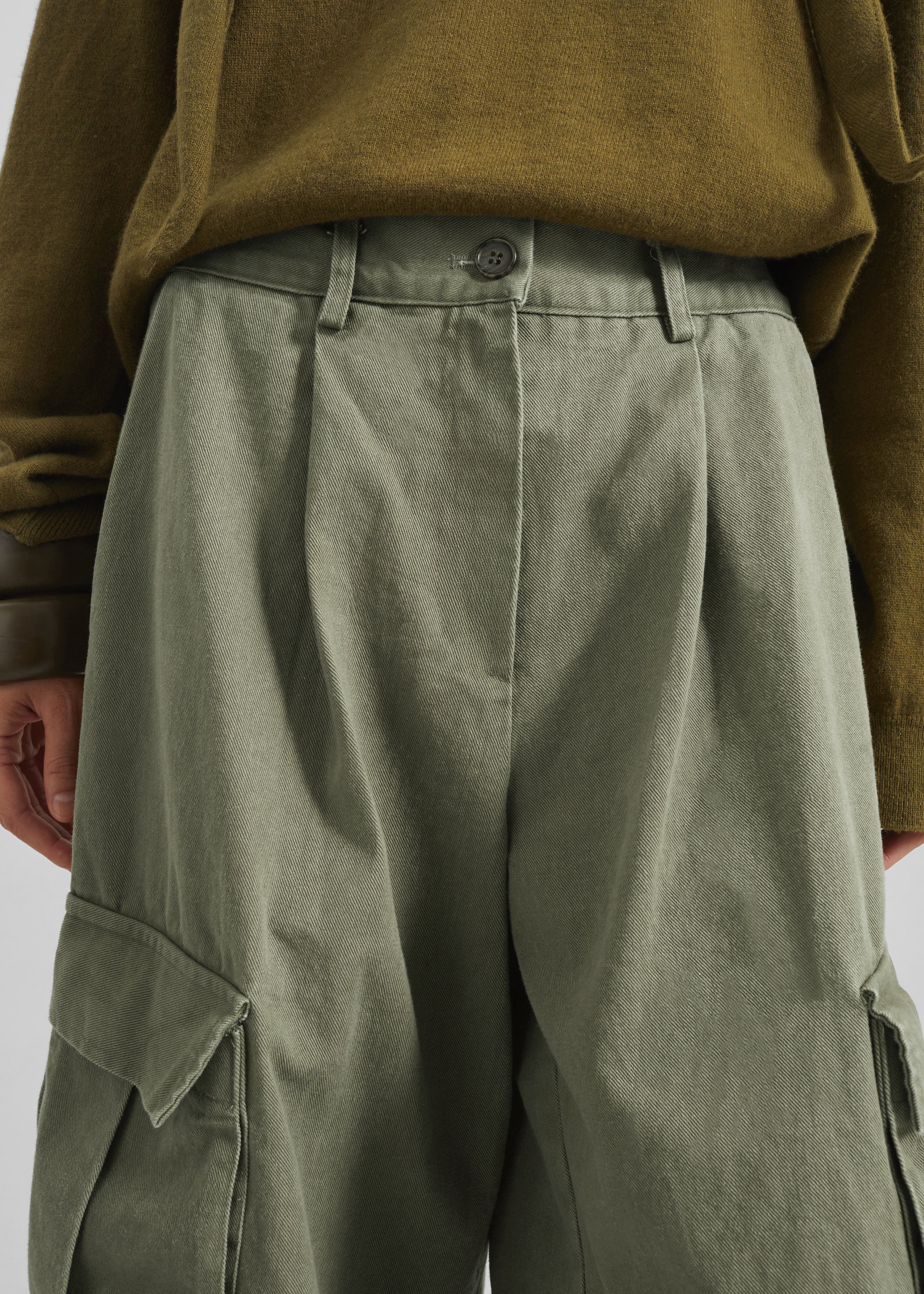 Dorva Cargo Bermuda Shorts - Pale Olive - 4