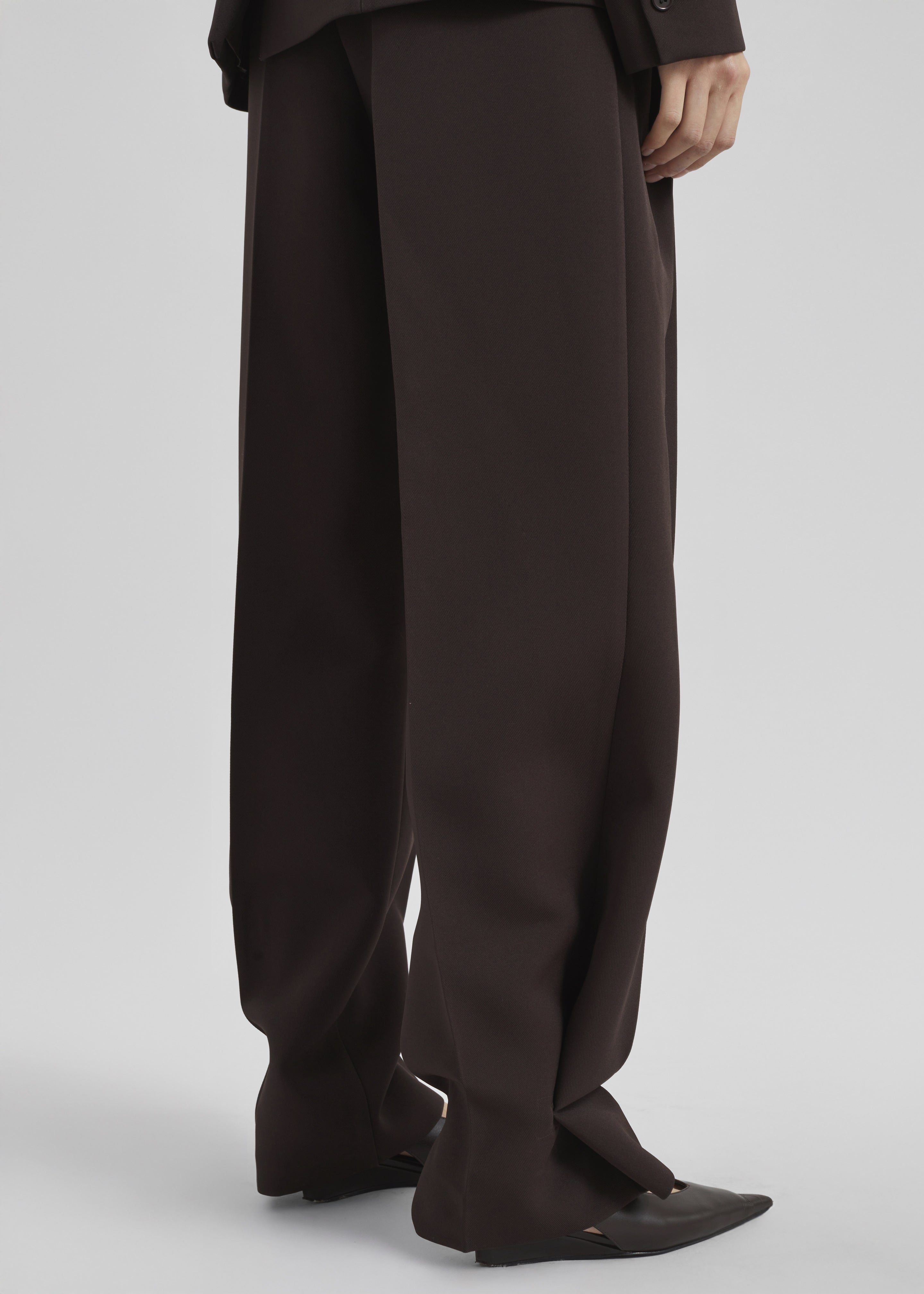 Doyer Pleated Trousers - Brown – The Frankie Shop