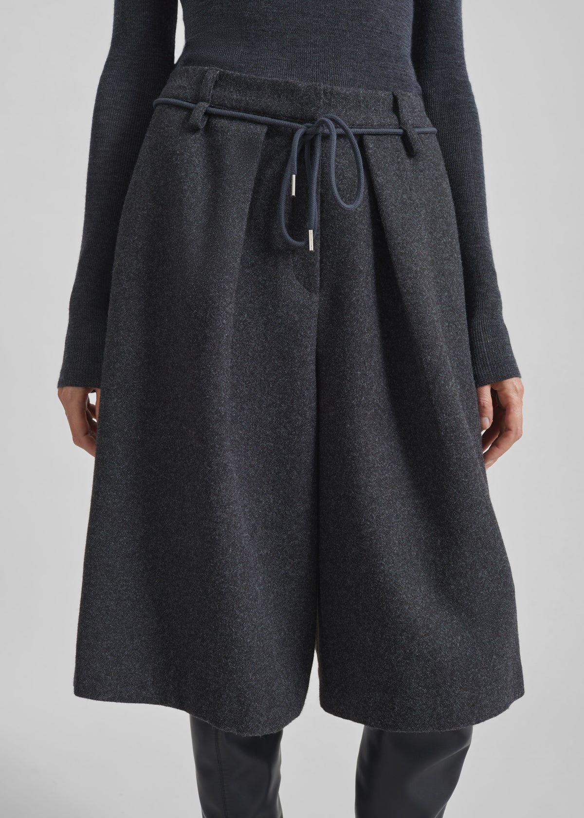 Hemavan Bermuda Shorts - Dark Grey - 6