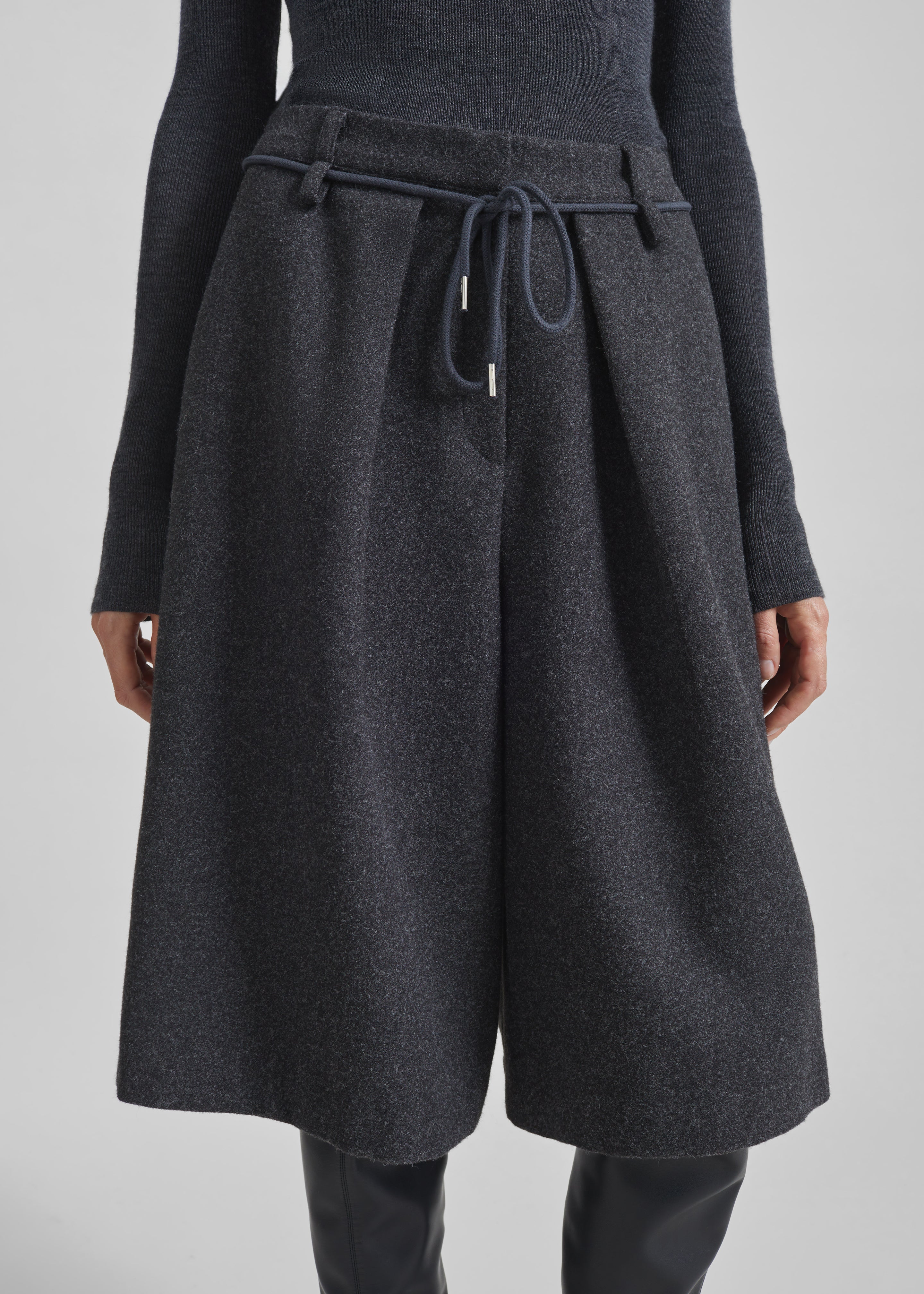 Hemavan Bermuda Shorts - Dark Grey - 6