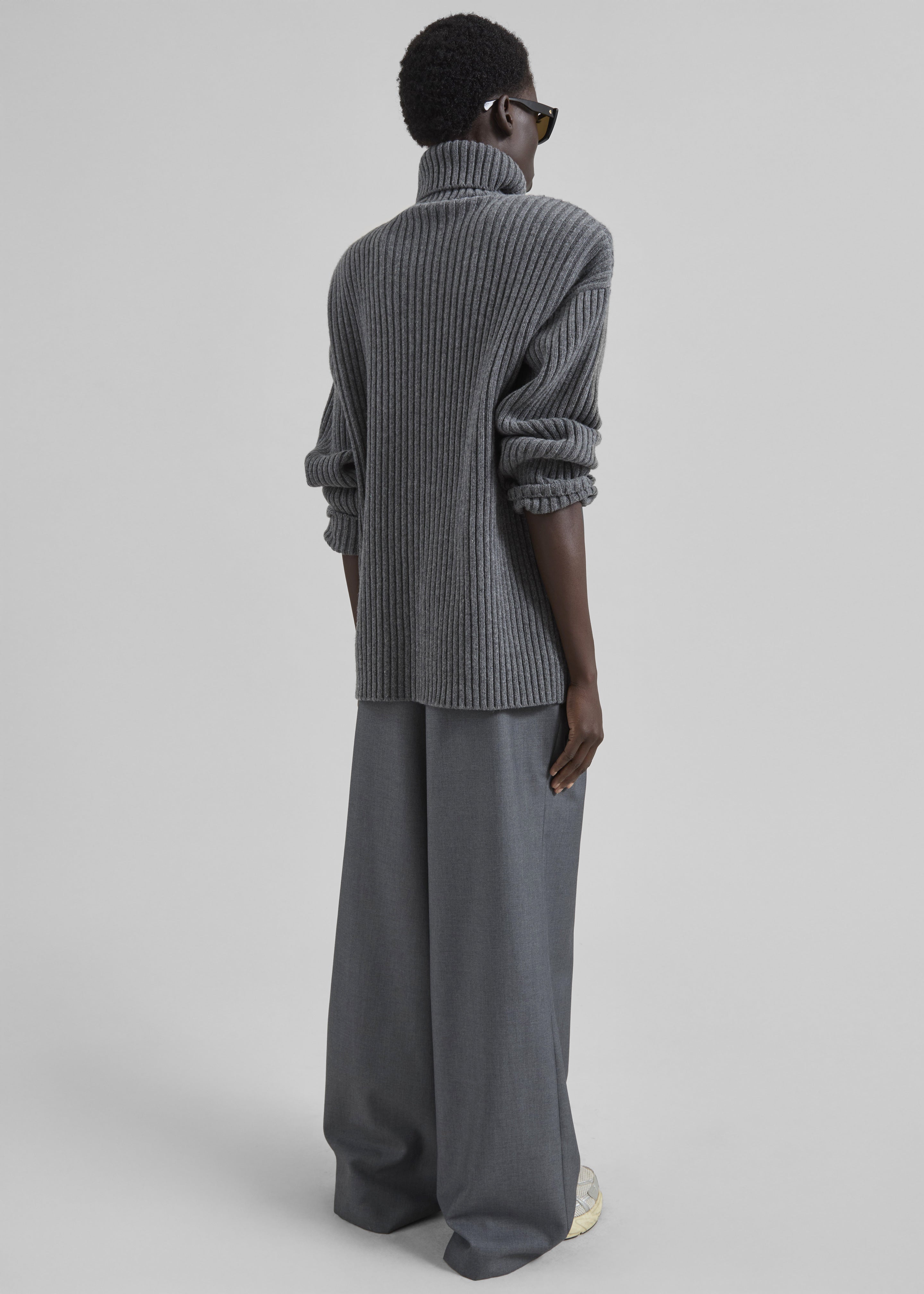 MARK & LONA ダークグレー タートルネックニット Lindall Turtleneck Sweater - Dark Grey – The Frankie Shop