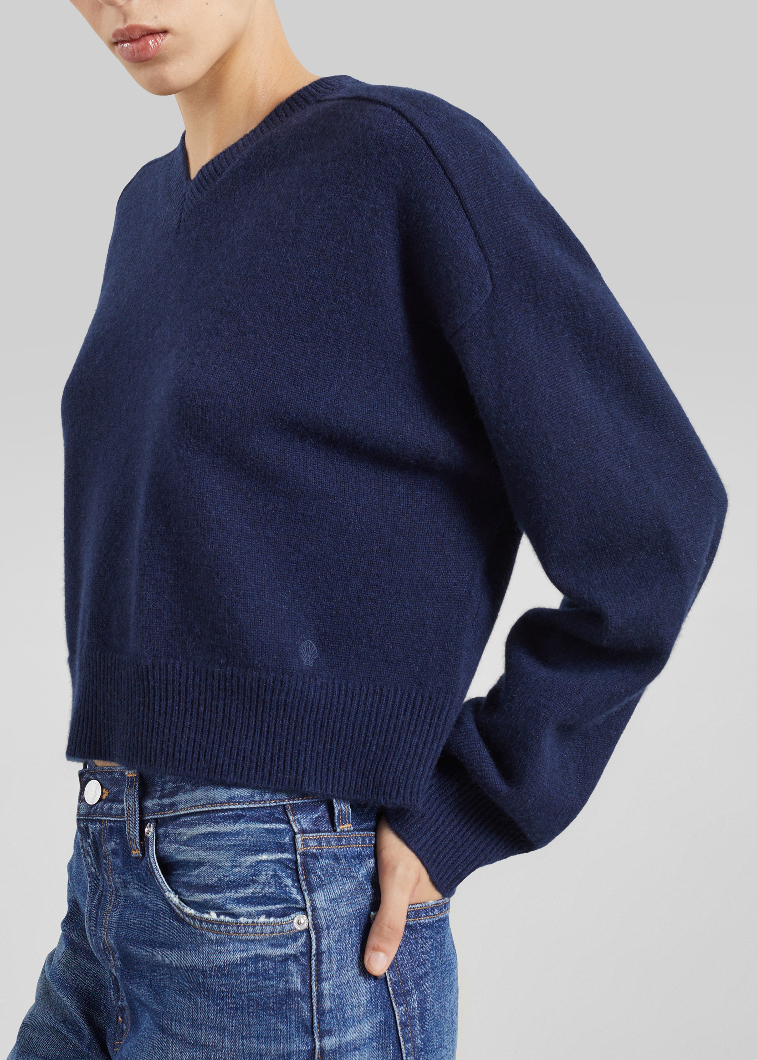 Loulou de Saison Anzor Lds V-Neck Sweater - Navy - 2