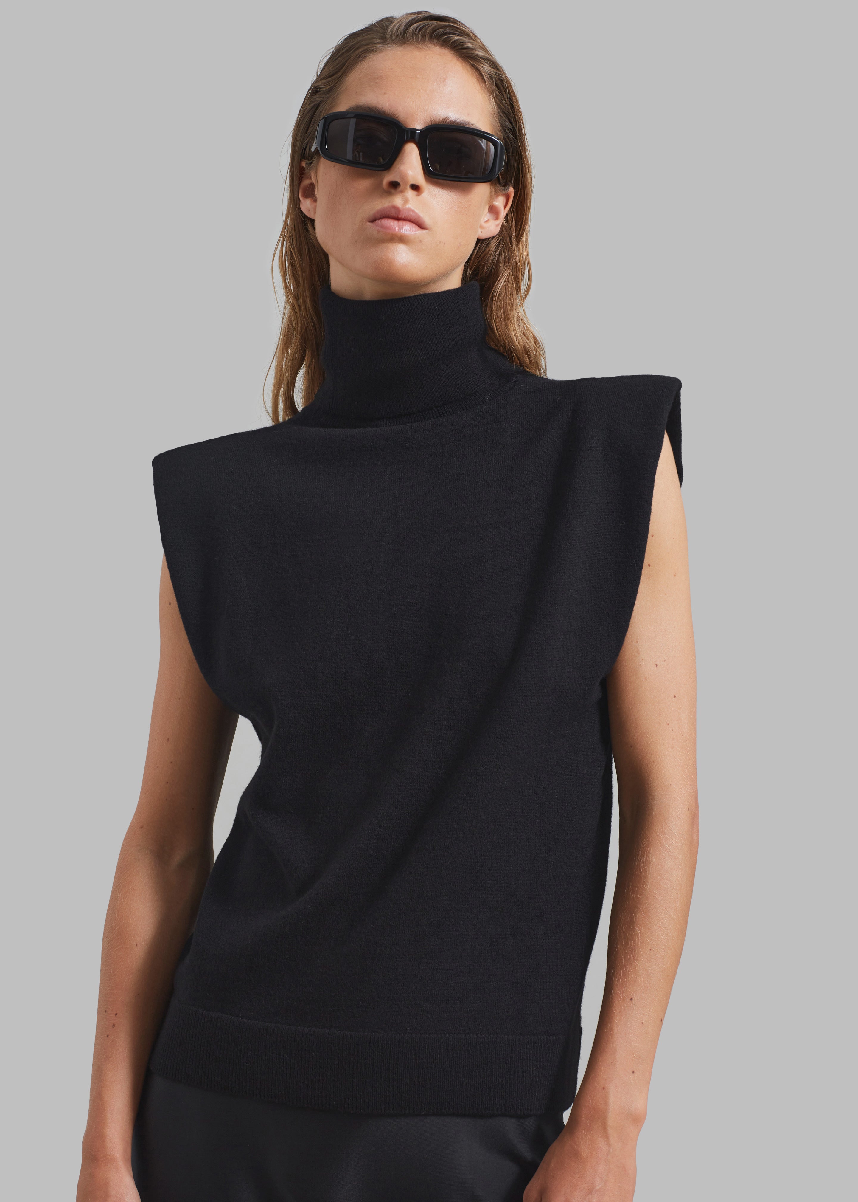 Black 2024 sleeveless turtleneck