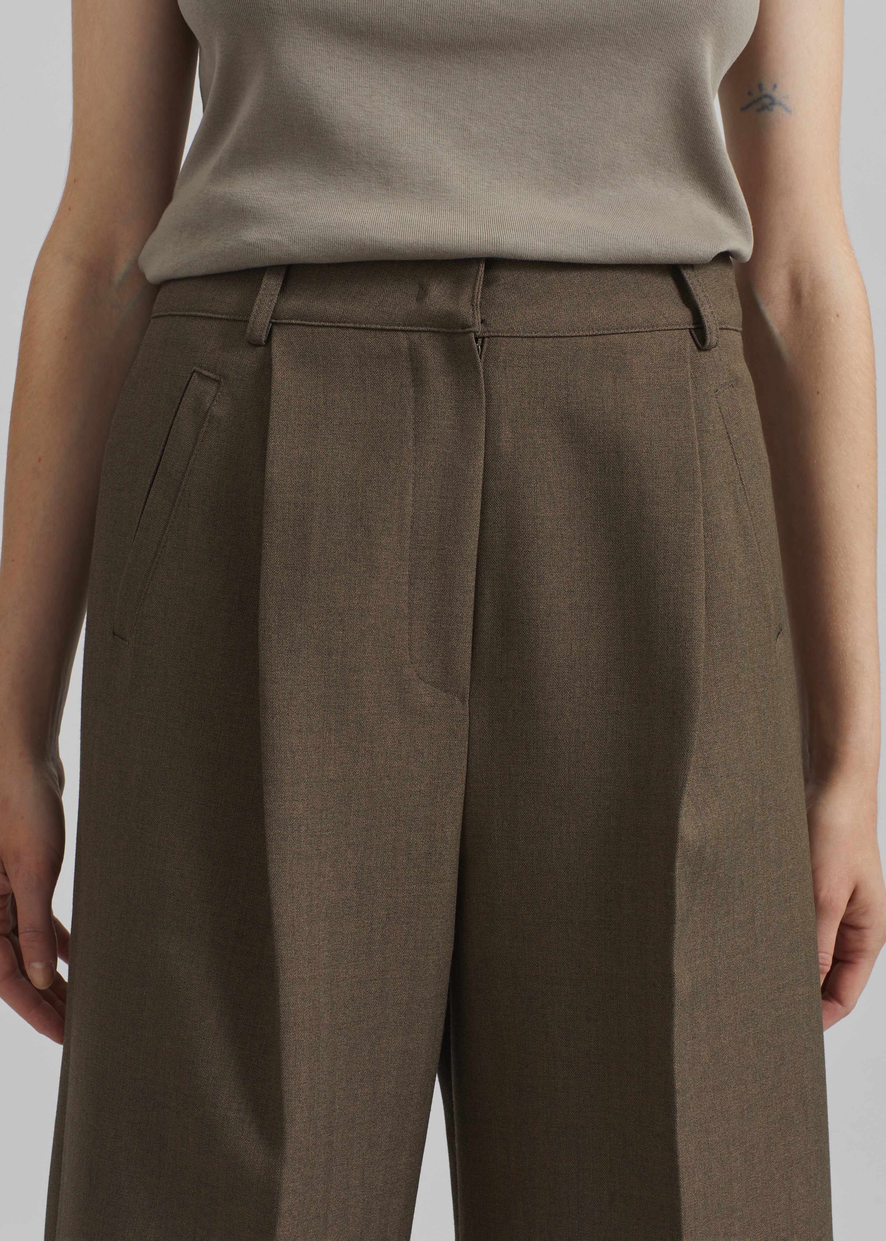 Ninove Bermuda Shorts - Olive Brown - 6