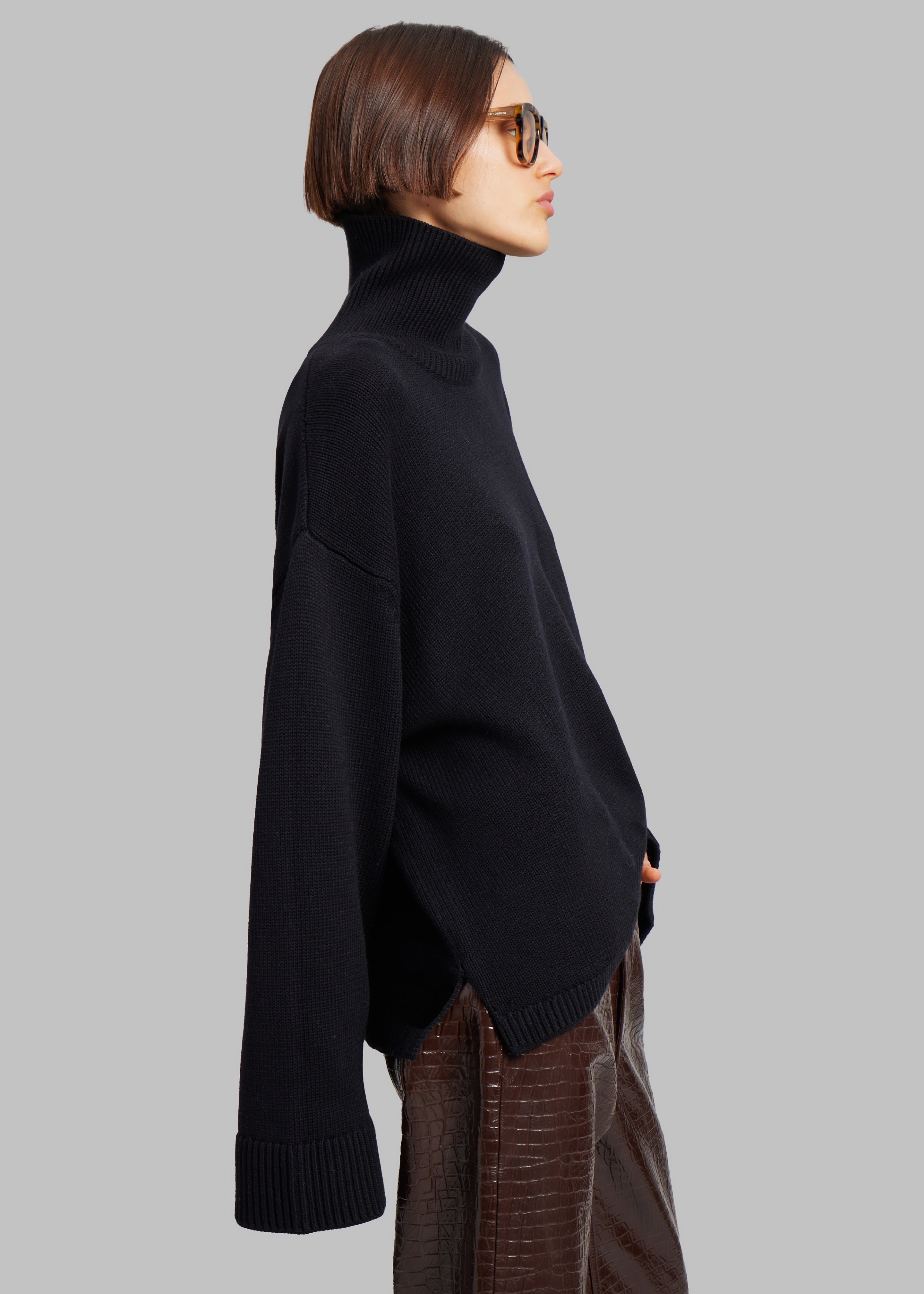 Rhea Trapeze Turtleneck - Black – The Frankie Shop