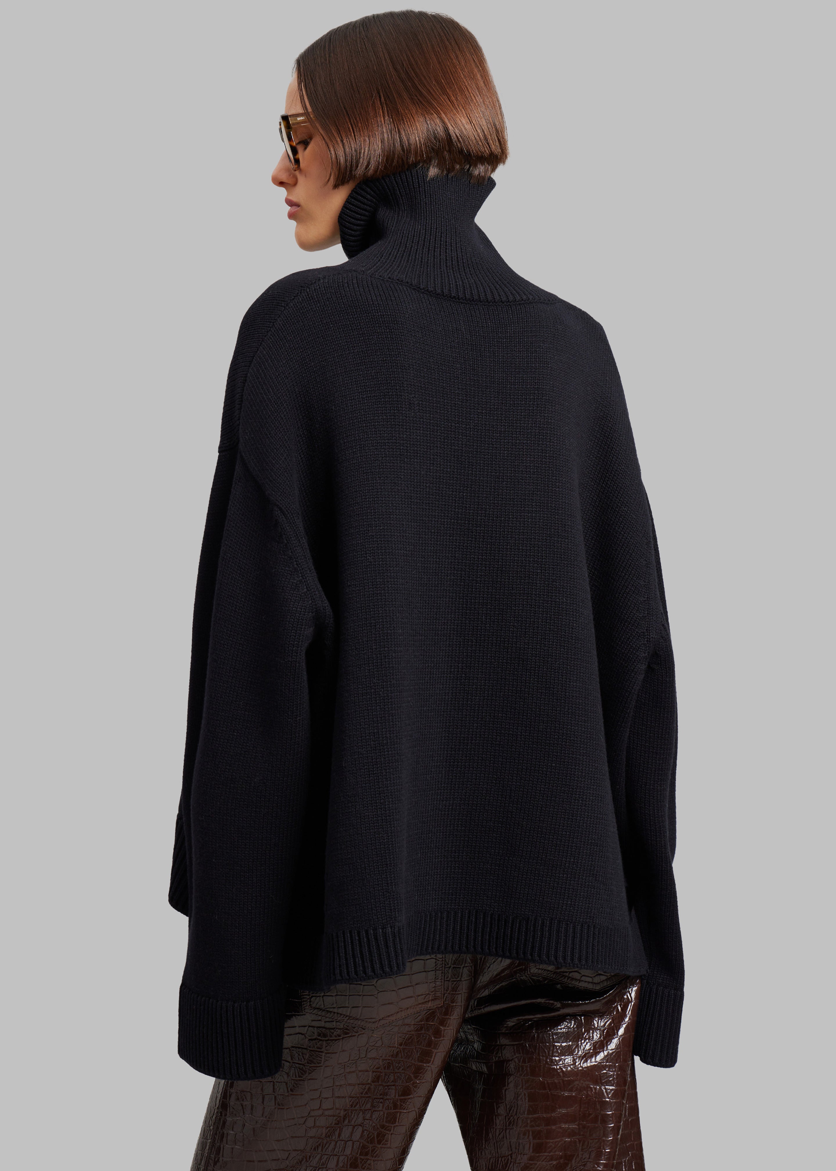 Rhea Trapeze Turtleneck - Black – The Frankie Shop