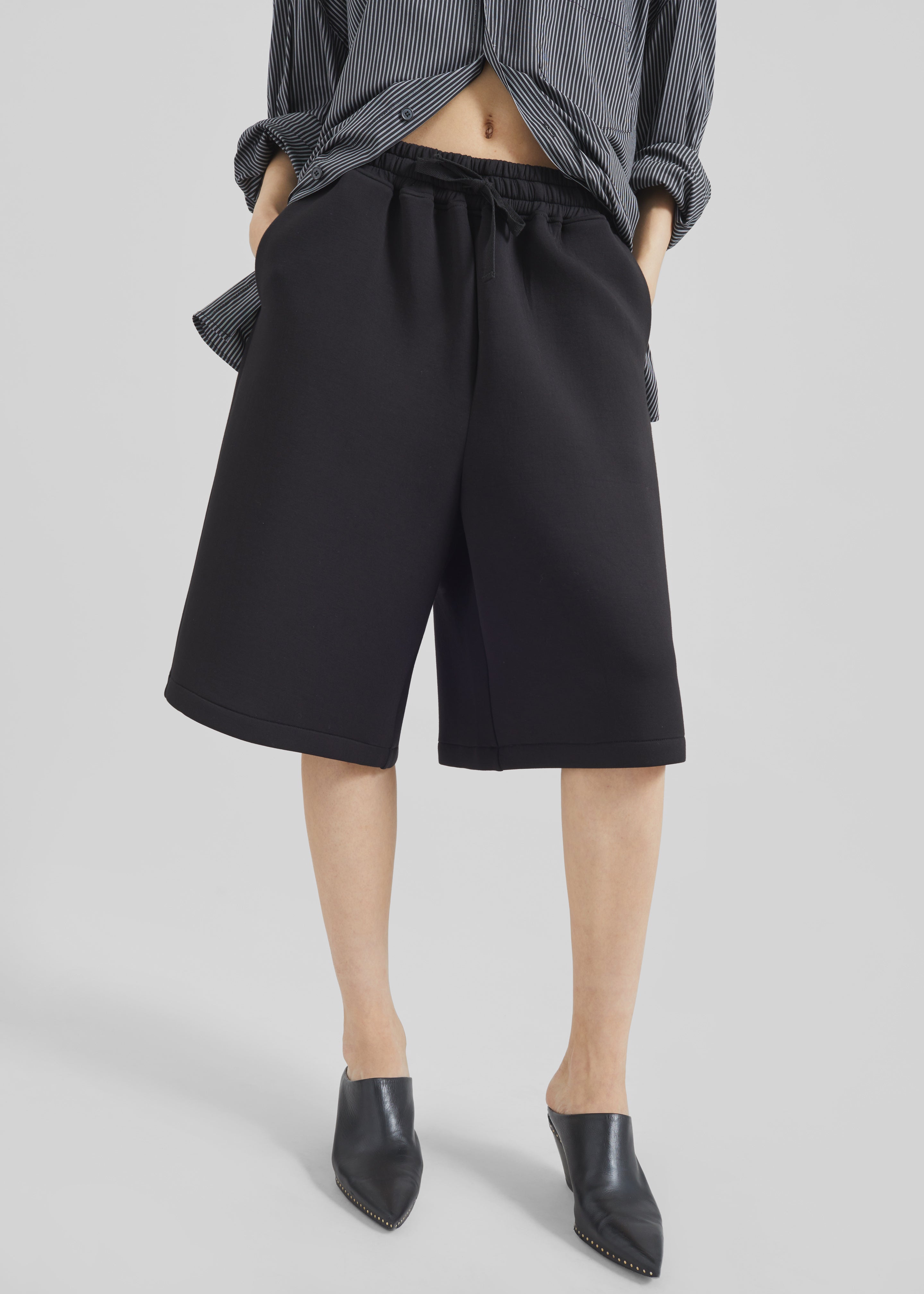 Rian Sweatshorts - Black – The Frankie Shop