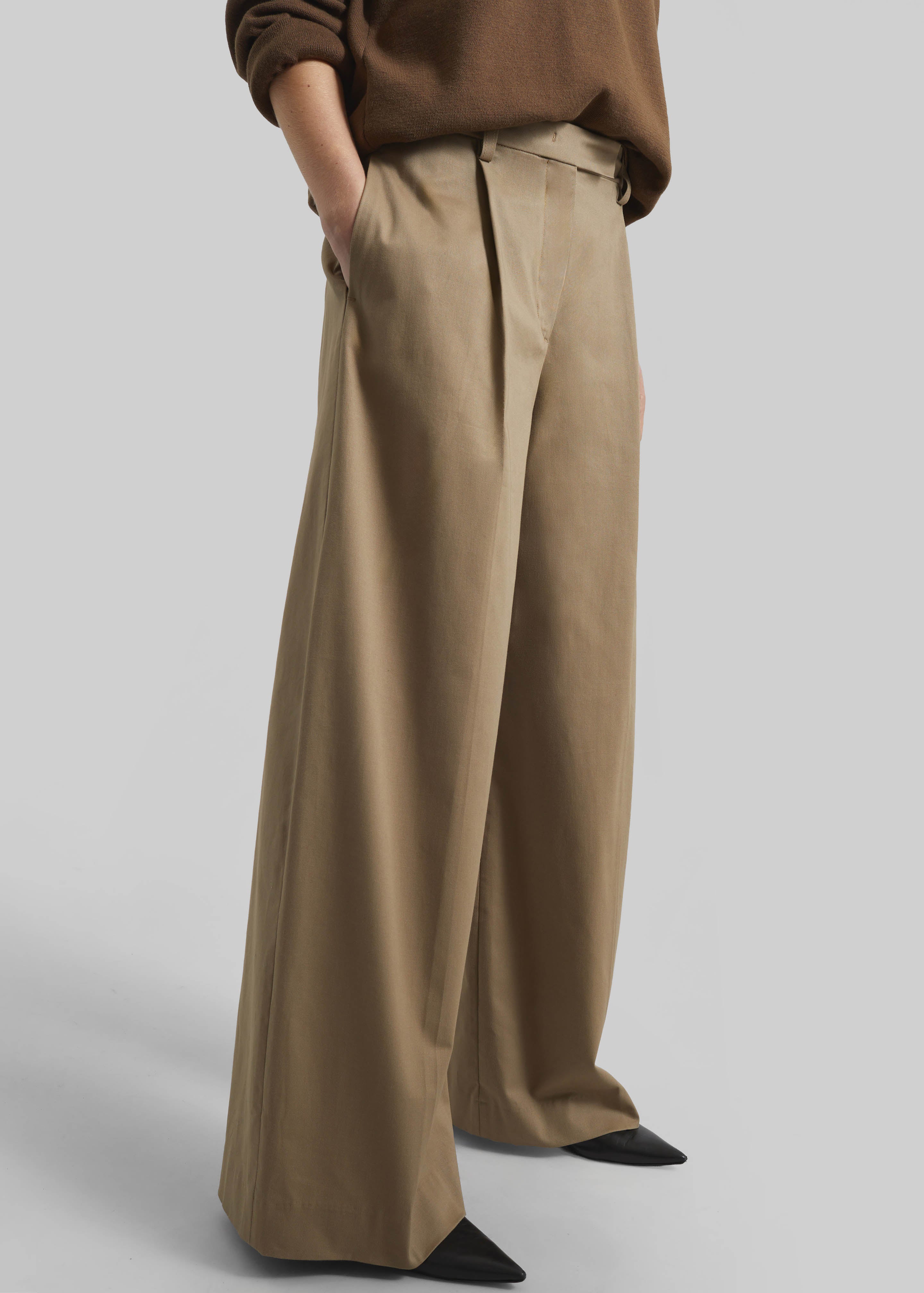 TheLatest Deva Gabardine Trousers - Cognac – The Frankie Shop