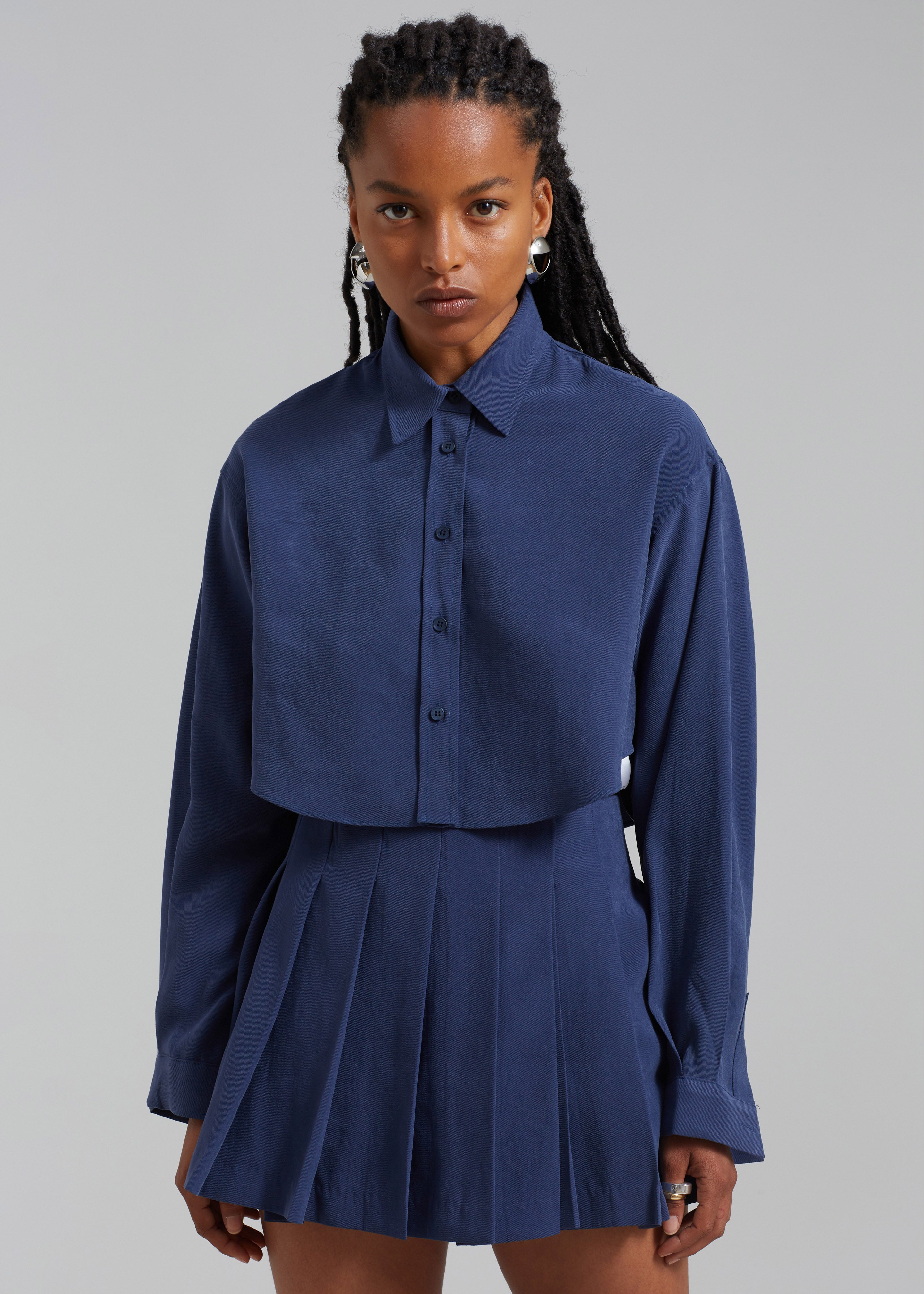 Tops for hotsell blue pleated skirt