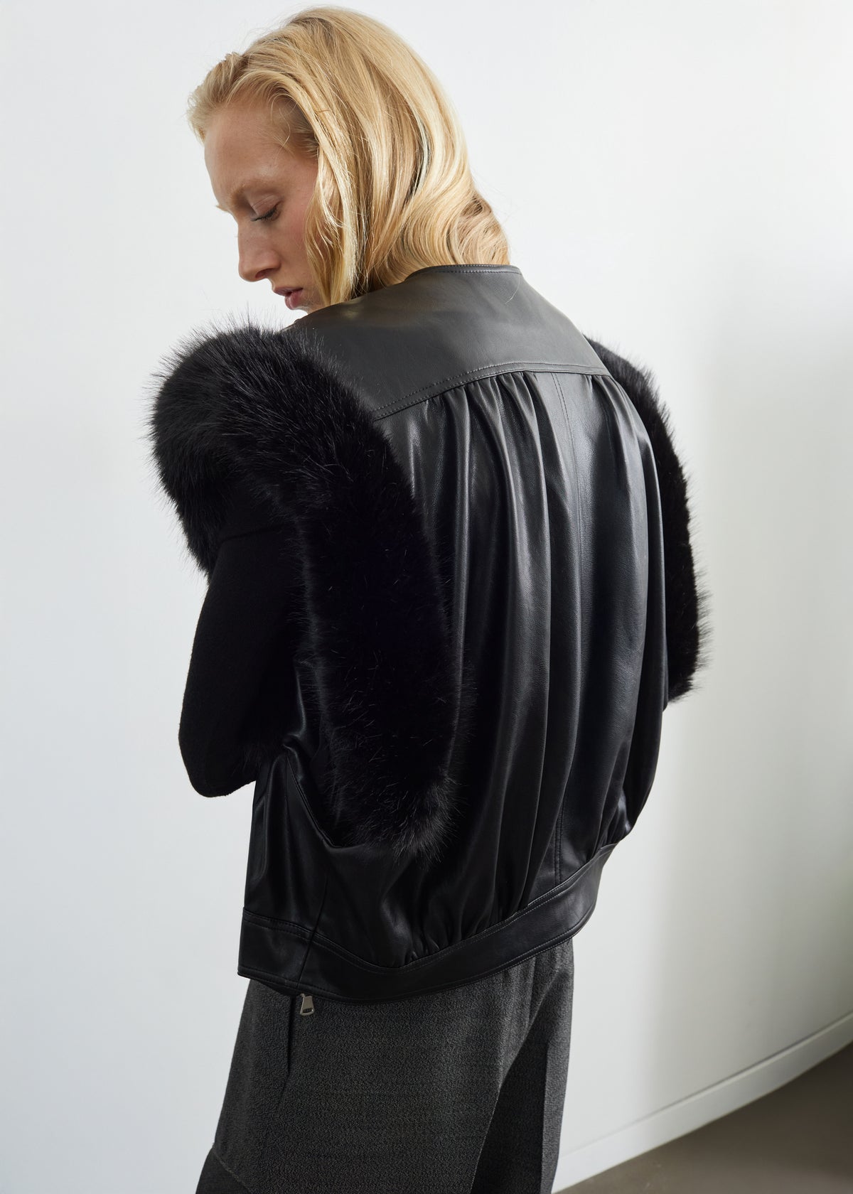 Vieste Faux Fur Trim Vest - Black