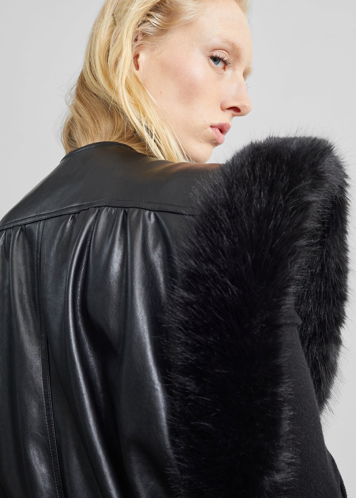 Vieste Faux Fur Trim Vest - Black