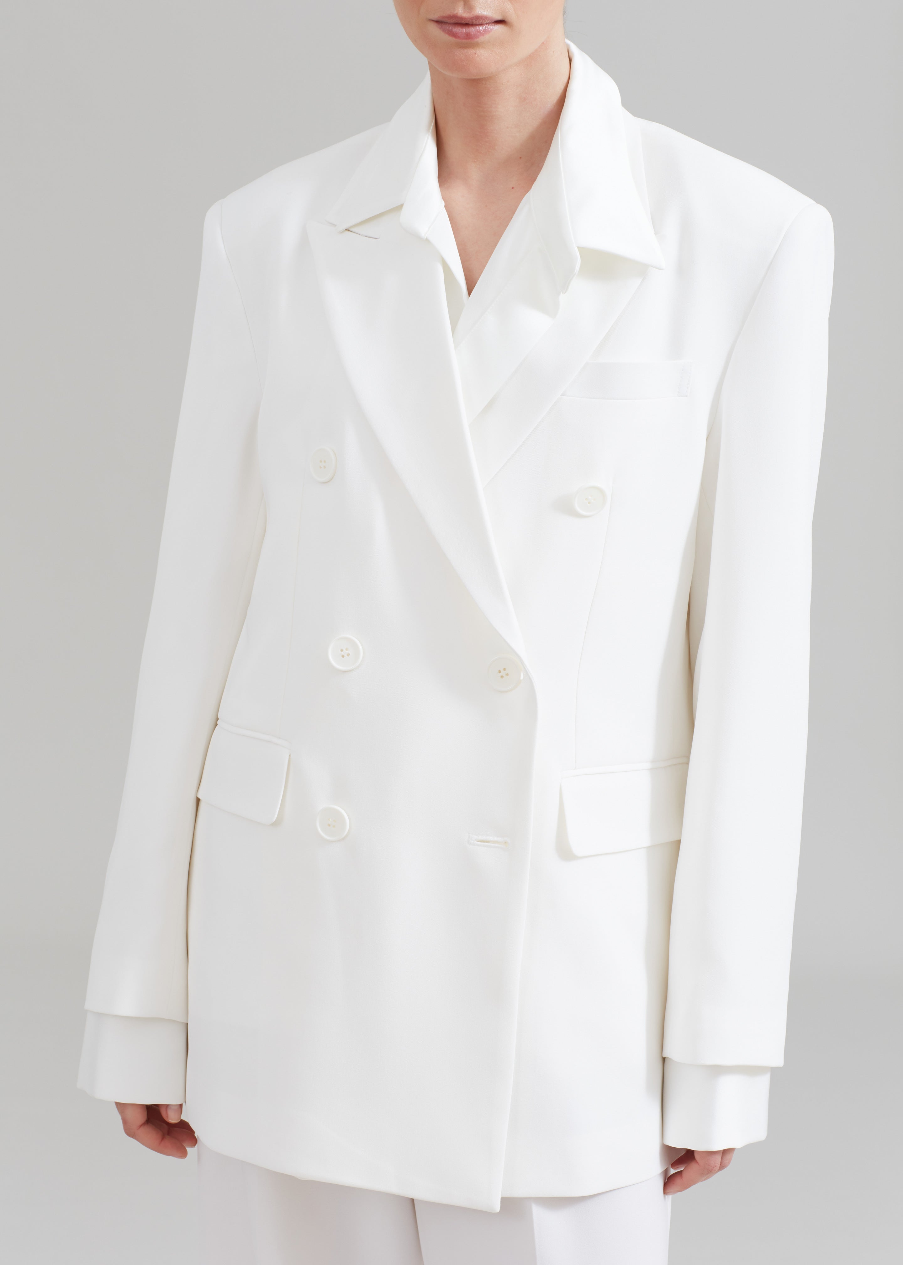 White double clearance breasted blazer